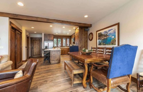 Tahoe Tavern House | Lake View|Pool|Pier|Bouys|Pickleball|Walk to town