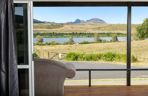 Mangakino House | LAKE VIEW RETREAT - Relax, Unwind, & Make Memories