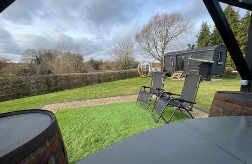 Hillingdon Apartment | Lake View Retreats