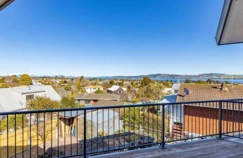 Richmond Heights House | Lake Views! 5min to Town Centre *No Service Fee*