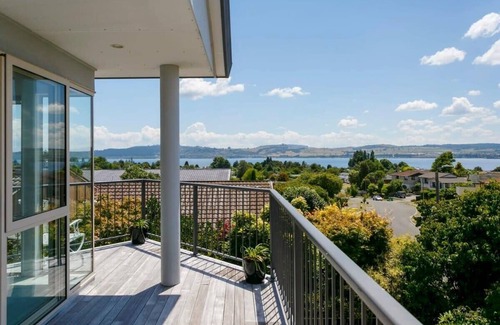 Richmond Heights House | Lake Views! 5min to Town Centre *No Service Fee*