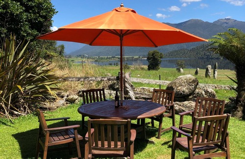 Inchbonnie House | Lake views and bushwalks Real serenity