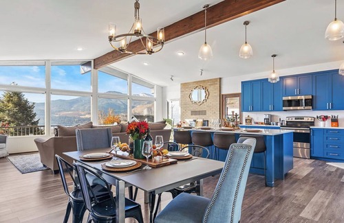 Manson House | Lake views, hot tub, movie room w/arcade games, dogs OK