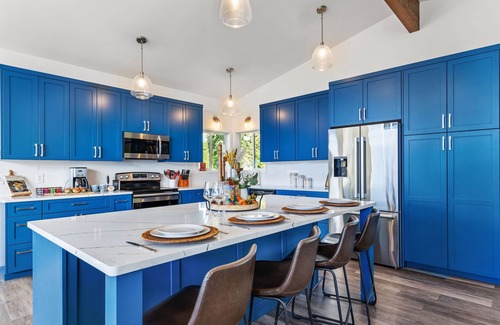 Manson House | Lake views, hot tub, movie room w/arcade games, dogs OK