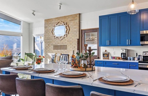 Manson House | Lake views, hot tub, movie room w/arcade games, dogs OK