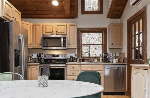 South Britain Cottage | Lake Zoar Cabin, Magical Views & Peaceful Vibes; private dock, kayaks, firepit, patio, office space!
