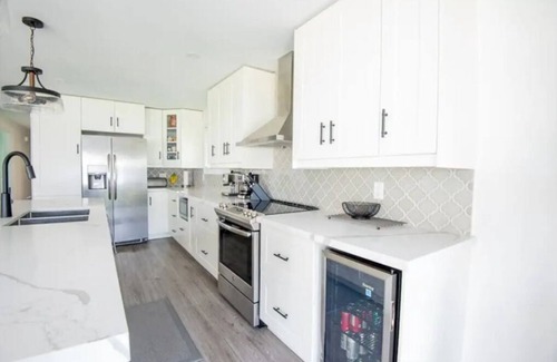 Bobcaygeon House | Lakebreeze Estate, 5 Bedrm, 3 Bath Lux Lakehousen