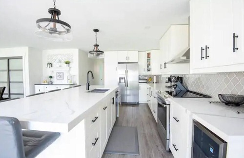 Bobcaygeon House | Lakebreeze Estate, 5 Bedrm, 3 Bath Lux Lakehousen