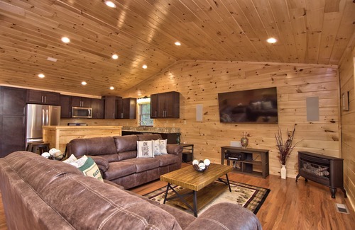 White Haven House | LAKEFRONT 70" TV HOT TUB POOL TABLE FIRE PIT POKER FAMILY/PET FRIENDLY
