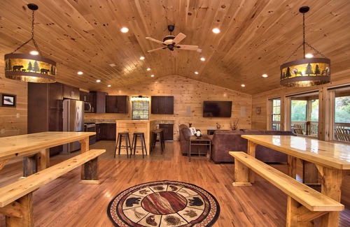 White Haven House | LAKEFRONT 70" TV HOT TUB POOL TABLE FIRE PIT POKER FAMILY/PET FRIENDLY