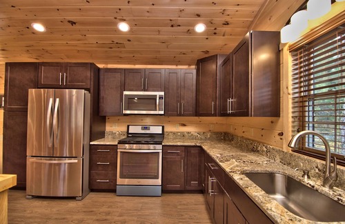 White Haven House | LAKEFRONT 70" TV HOT TUB POOL TABLE FIRE PIT POKER FAMILY/PET FRIENDLY