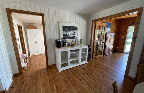 Dashwood Cottage | LAKEFRONT Beach House - Private Beach