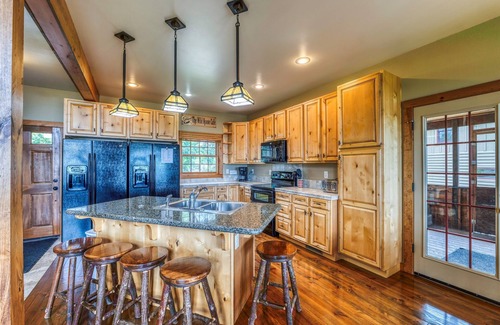 Bemidji House | Lakefront-Beach-Pool-Hot Tub-Resort Amenities-Resort amenities included