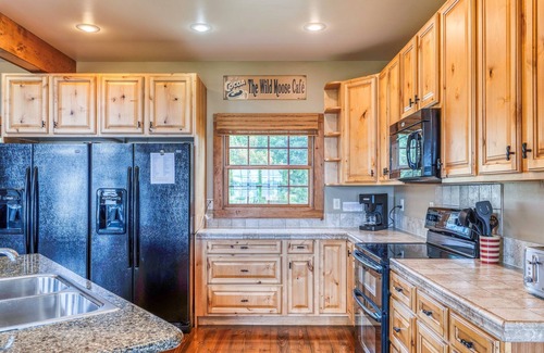 Bemidji House | Lakefront-Beach-Pool-Hot Tub-Resort Amenities-Resort amenities included