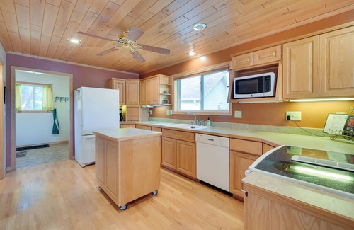 Birchwood Cabin | Lakefront Birchwood House w/Deck + Fire Pit!