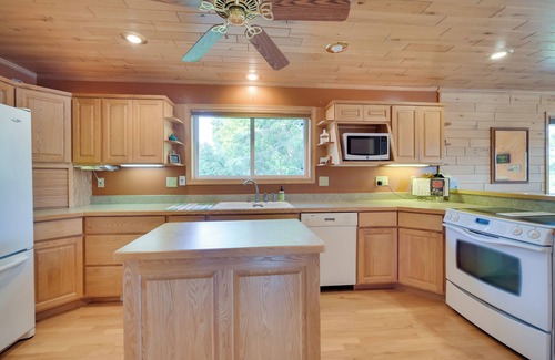 Birchwood Cabin | Lakefront Birchwood House w/Deck + Fire Pit!