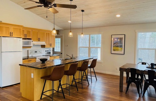 Little Bullhead Cabin | Lakefront Cabin, 4 season Cozy Vacation Home on Lake Winnipeg