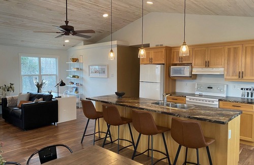 Little Bullhead Cabin | Lakefront Cabin, 4 season Cozy Vacation Home on Lake Winnipeg
