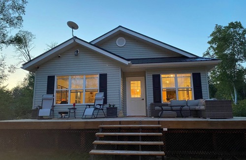 Little Bullhead Cabin | Lakefront Cabin, 4 season Cozy Vacation Home on Lake Winnipeg