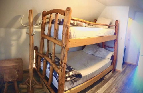 Atlanta House | Lakefront cabin getaway near Lewiston