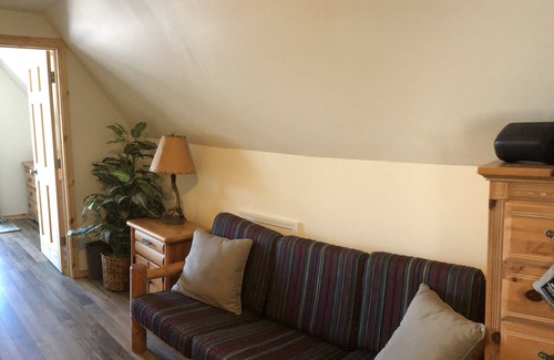 Atlanta House | Lakefront cabin getaway near Lewiston