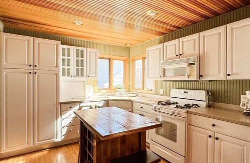Hayward Cabin | Lakefront Cabin on LCO - The Sunset Escape