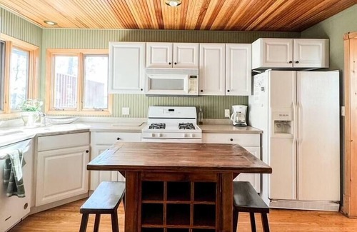 Hayward Cabin | Lakefront Cabin on LCO - The Sunset Escape
