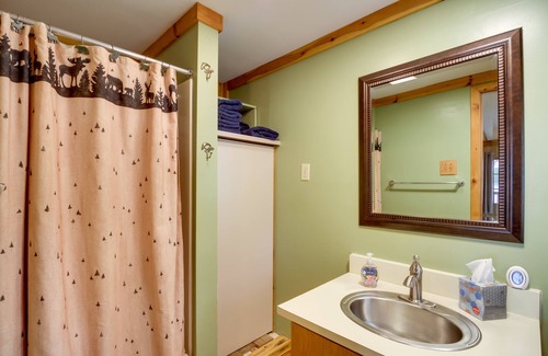 Backus Cabin | Lakefront Cabin w/Deck, Games, & Views!
