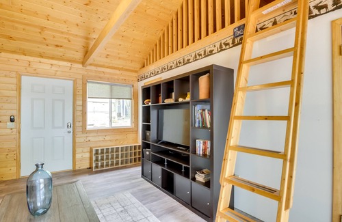 Backus Cabin | Lakefront Cabin w/Deck, Games, & Views!
