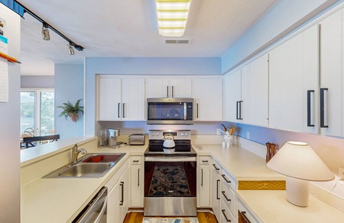 North Shore Condo | Lakefront condo w/breathtaking views & wheelchair accessibility