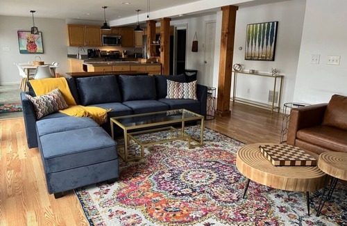 Oxford House | Lakefront Connecticut Oasis - Updates throughout