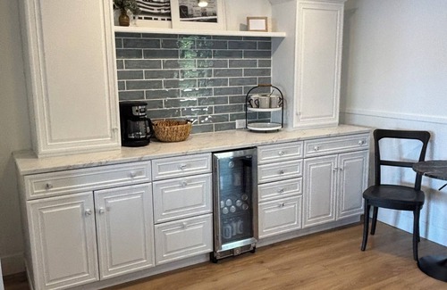 Jamestown House | LAKEFRONT Contemporary Cottage. Chautauqua Lake 3 bed 2 bath home sleeps 10!