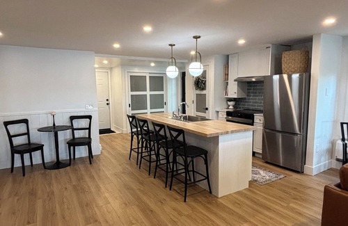 Jamestown House | LAKEFRONT Contemporary Cottage. Chautauqua Lake 3 bed 2 bath home sleeps 10!
