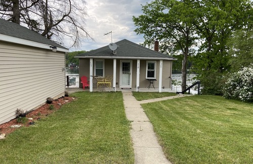Harrison Cottage | Lakefront Cottage- big enough for your family, plus more!