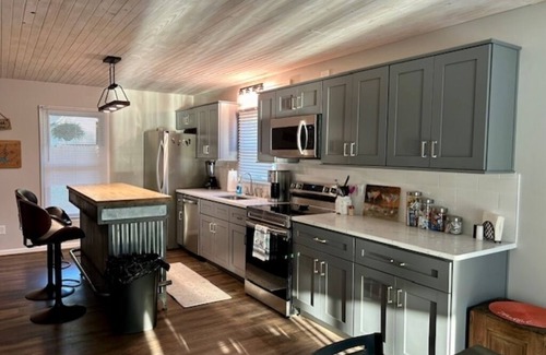 Southmont House | Lakefront cottage-gas fire pit, hammock, kayaks, gorgeous views & ramp access!