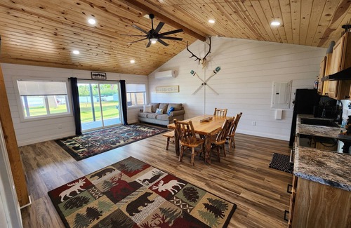 Suring Cottage | Lakefront Cottage Retreat in Charming Mountain!