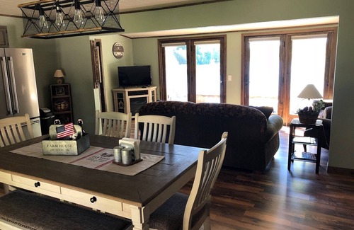 Crivitz Cottage | Lakefront cottage with beautiful sunset view - Perfect Fall and Winter getaway