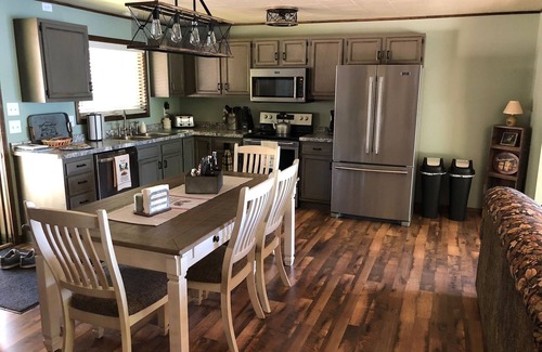 Crivitz Cottage | Lakefront cottage with beautiful sunset view - Perfect Fall and Winter getaway