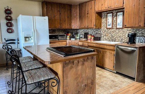 Murchison House | Lakefront Family Retreat on Callender Lake 30 Min from Canton