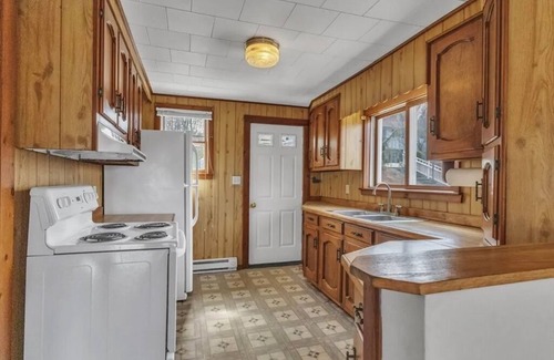 Charlton Cottage | Lakefront: Fish, Kayak, Canoe, Near Treehouse Brewery, Sturbridge Village!