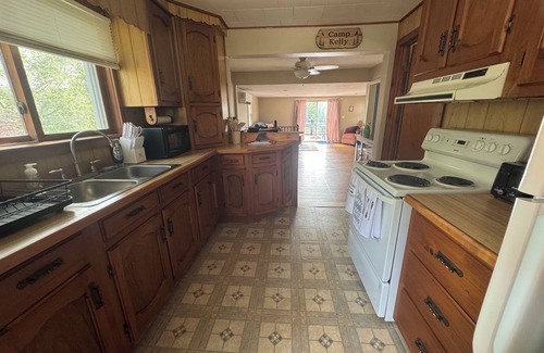 Charlton Cottage | Lakefront: Fish, Kayak, Canoe, Near Treehouse Brewery, Sturbridge Village!