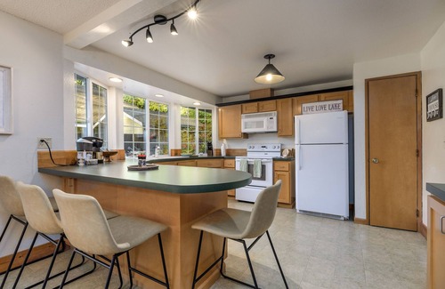 Allyn House | Lakefront Haven: Lakeland Village Golf!