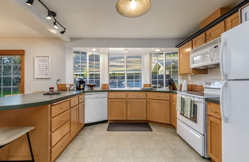 Allyn House | Lakefront Haven: Lakeland Village Golf!