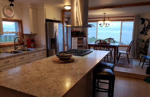 Ruth House | Lakefront Hideaway with Magnificent Sunrises and Private Shoreline.