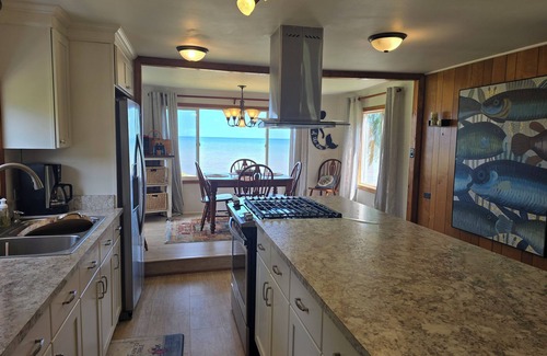 Ruth House | Lakefront Hideaway with Magnificent Sunrises and Private Shoreline.