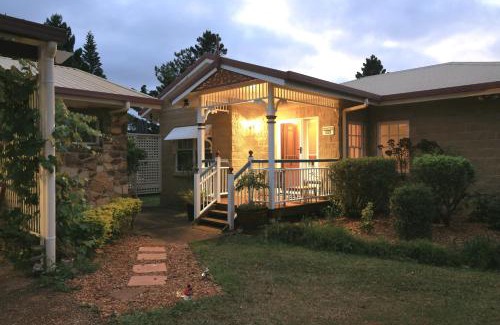 Yungaburra Villa | Lakefront holiday villa
