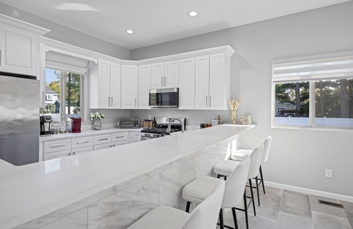 White Lake House | Lakefront Hot Tub, Beach & More!