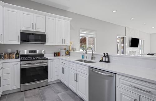 White Lake House | Lakefront Hot Tub, Beach & More!