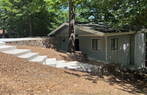 Camdenton House | Lakefront House quiet cove, w/dock, close to Captain Ron's & The Cave.