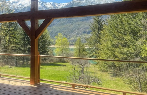 Central Kootenay House | Lakefront House with Beach by Nakusp and Burton on Arrow Lake